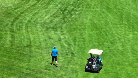 Senior-Männlich-Golfen-Auf-Dem-Grünen-Fairway-Des-Golfplatzes