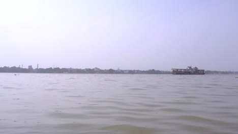 Schiffe-Verkehren-Auf-Dem-Ganges