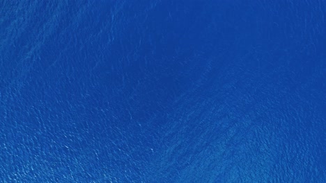 Blaue,-Beruhigende-Therapeutische-Textur-Von-Meereswellen,-Die-Sich-über-Das-Leere-Karibische-Meer-Bewegen