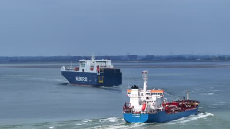 Vía-Fluvial-Muy-Transitada-Mientras-Un-Gran-Ferry-Y-Un-Barco-Portavehículos-Navegan-Hacia-Adelante