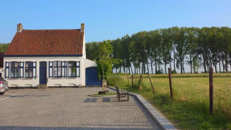 Casa-De-Vacaciones-En-Un-Día-Soleado-De-Verano-En-Damme,-Brujas,-Bélgica