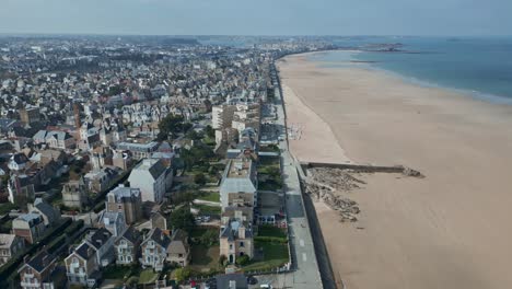 Paramé-promenade-and-beach,-Brittany-in-France