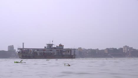 Schiffe-Verkehren-Auf-Dem-Ganges