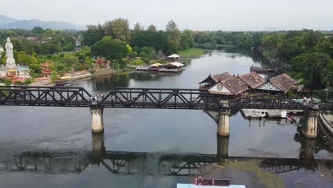 Imágenes-Panorámicas-Con-Un-Dron-De-Este-Encantador-Puente-Conmemorativo-Del-Río-Kwai