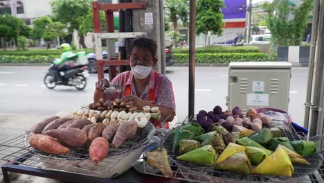 Anciana-Asiática-Preparando-Comida-En-La-Calle