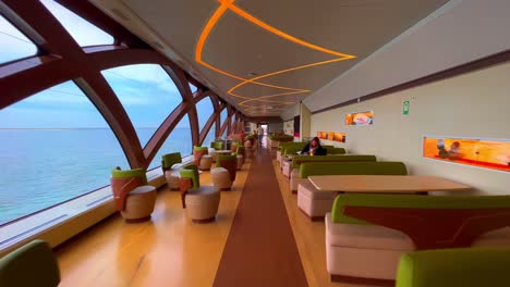 Interior-Del-Futurista-Y-Moderno-Ferry-De-Transporte-Público-Teso-Desde-Denholder-A-Texel