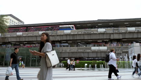 La-Gente-Camina-Desde-Las-Tiendas,-El-Trabajo,-La-Escuela-Y-Simplemente-Pasea-Frente-A-Siam-Paragon-Y-La-Estación-Siam-BTS-Donde-Hay-Una-Fuente,-Bangkok,-Tailandia.