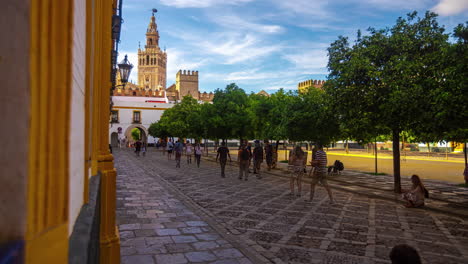 Kathedrale-Von-Sevilla,-Spanien-Tagsüber-Zeitraffer-Wolkengebilde-Und-Touristen