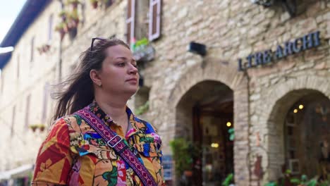 Mujer-Turista-Visitando-La-Antigua-Ciudad-Italiana-Dentro-De-Una-Fortaleza-Amurallada-En-Asís,-Perugia,-Umbría,-Italia