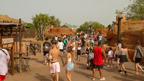 Zona-Del-Lejano-Oeste-En-El-Parque-Temático-Port-Aventura-Con-Gente-Abarrotada-Cerca-De-Salou,-Costa-Dorada,-España