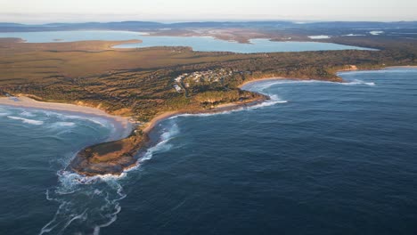 Panoramablick-Auf-Angourie-Point-Beach,-Angourie-Back-Beach-Und-Spooky-Beach-In-New-South-Wales,-Australien-–-Drohnenaufnahme