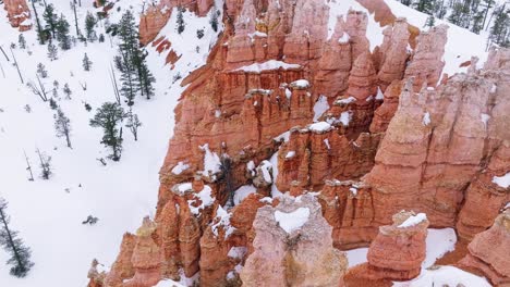 Agujas-Cubiertas-De-Nieve-Y-Acantilados-De-Granito-En-El-Parque-Nacional-Bryce-Canyon,-Utah,-EE.UU.