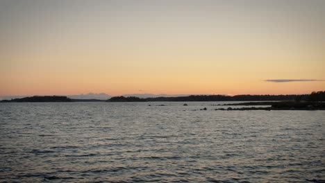 Sonnenuntergang-über-Dem-Meereswellenwaschstrand