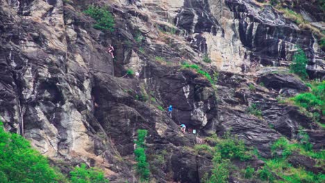 Un-Grupo-De-Escaladores,-Con-Arneses-De-Seguridad-Y-Cascos,-Intentando-Subir-La-Vía-Ferrata-En-El-Valle-Passeier,-Tirol-Del-Sur,-Italia