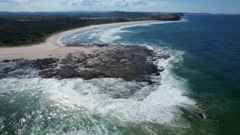 Malerische-Meereslandschaft-Am-Flachen-Felsen-In-New-South-Wales,-Australien-–-Luftaufnahme