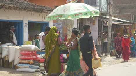 Midday-heat-wave-in-northern-India,-Rural-Indian-women-buying-fruits