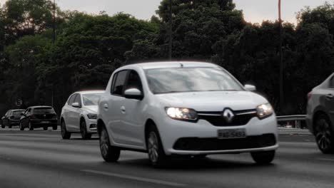 Belebte-Brasilianische-Autobahn-Mit-Autos-Und-Bussen,-Die-Weiter-Zum-Ziel-Fahren