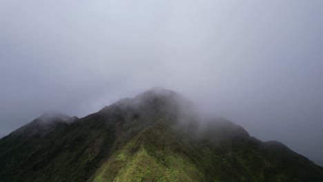 Nu&#39;uanu-Pali-–-Wolken-Strömen-über-Klippenkämme-–-Stationäre-Ansicht