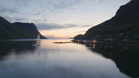 Filmische-Luftaufnahmen-Des-Sonnenuntergangs-Und-Der-Stadt-Torsken-Im-Hintergrund,-Norwegen,-Europa