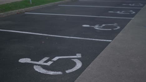 Parkplätze-Für-Rollstuhlfahrer-Und-Behinderte-Fahrer
