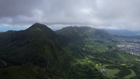 Nu‘uanu-Pali---overlooking-cliff-with-city-scape-in-the-distance---flying-backwards