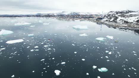 Einsame-Boote-Im-Eismeer-In-Der-Nähe-Der-Gemeinde-Ilulissat,-Luftaufnahme