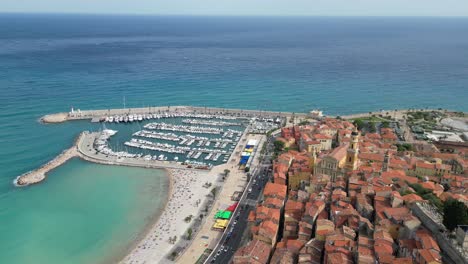 Stadt-Und-Strand-Von-Menton-An-Der-Französischen-Riviera-Ziehen-Die-Drohne-Aus-Der-Luft-Zurück-Und-Enthüllen-Sie