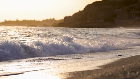 Wunderschöne-Wellen,-Die-Bei-Sonnenuntergang-Am-Sandstrand-Eines-Mittelmeerstrandes-Brechen