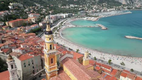 Campanario-De-La-Iglesia-De-San-Miguel-En-Menton,-Francia-Drone,-Aéreo,-Vista-Desde-El-Aire