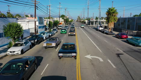 Vista-Aérea-De-Autos-Clásicos-Y-Retro-Circulando-Por-Las-Calles-De-Los-Ángeles,-Día-Soleado-En-EE.UU.