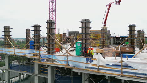 Imágenes-Aéreas-De-Obras-En-El-Sitio-De-Construcción-De-Edificios-Altos-Y-Modernos-En-La-Ciudad.