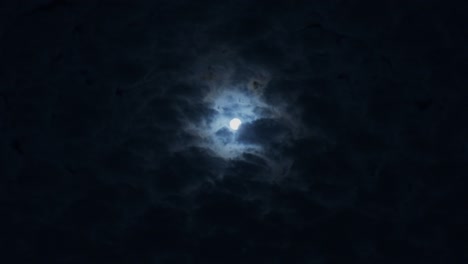 Mond-Am-Nachthimmel-Mit-Schnell-Laufenden-Wolken