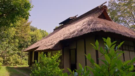 Antigua-Casa-Con-Techo-De-Paja-De-Estilo-Japonés,-Museo-Forestal-Local-De-La-Ciudad-De-Fuchu