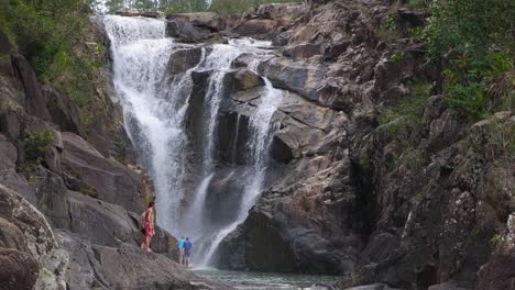 Grandes-Caídas-De-Rocas-En-La-Reserva-Forestal-Mountain-Pine-Ridge,-Belice