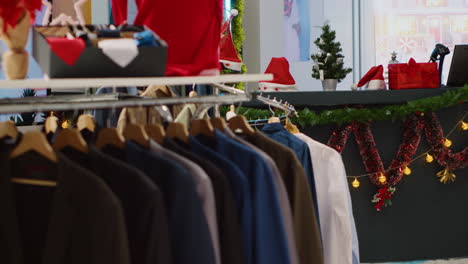 Regal-Mit-Hemden-Für-Formelle-Kleidung-In-Einem-Leeren,-Weihnachtlich-Dekorierten-Bekleidungsgeschäft,-Das-Auf-Kunden-Wartet,-Die-Während-Der-Winterferienzeit-Nach-Geschenken-Suchen.-Blazer-Zu-Weihnachten-Schmücken-Modeboutique
