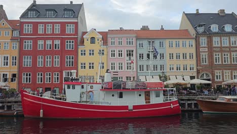 Old-ships-against-a-background-of-old-colorful-buildings-in-Nyhavn