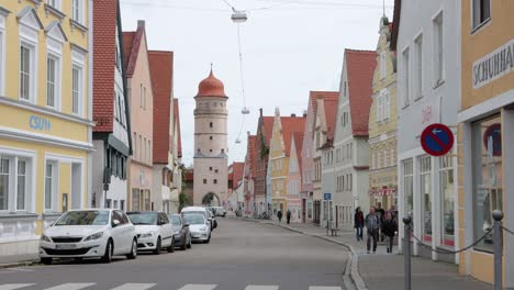 Deining-Tor-Auf-Der-Straße-In-Der-Altstadt-Von-Nördlingen-In-Deutschland