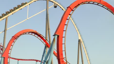 Dragon-Khan-Achterbahnfahrt-Auf-Schleifen-Im-Portaventura-Park-In-Katalonien,-Spanien