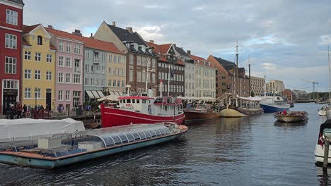 Barcos-Atravesando-Un-Canal-En-La-Zona-De-Nyhavn-De-Copenhague.