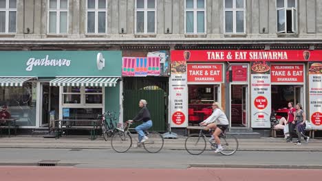 Straßenansicht-Einer-Kopenhagener-Straße-Mit-Restaurants