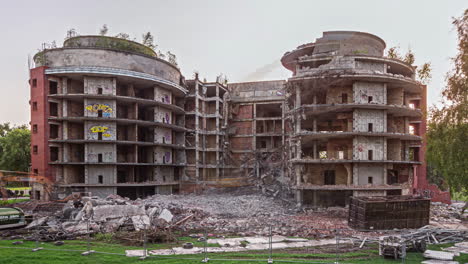 Time-lapse-De-Máquinas-Demoliendo-Un-Antiguo-Edificio-De-Apartamentos,-Día-Soleado-De-Verano