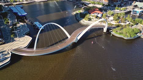 Inclinación-Aérea-Desde-El-Puente-Que-Revela-Elizabeth-Quay-Y-El-Horizonte-De-La-Ciudad-De-Perth,-Australia-Occidental