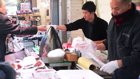 Variedad-De-Pescado-Fresco-Exhibido-En-El-Mercado-De-Pescado-De-Tsukiji,-Tokio,-Japón.