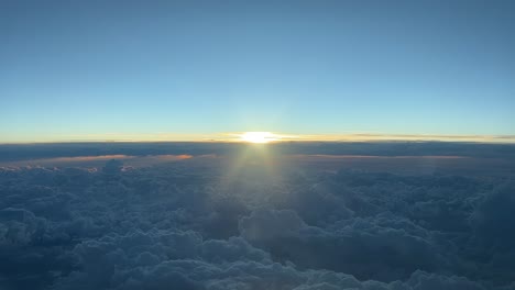 Luftaufnahme-Des-Sonnenuntergangs,-Wie-Sie-Die-Piloten-Beim-Flug-Nach-Westen-In-12.000-M-Höhe-Sahen