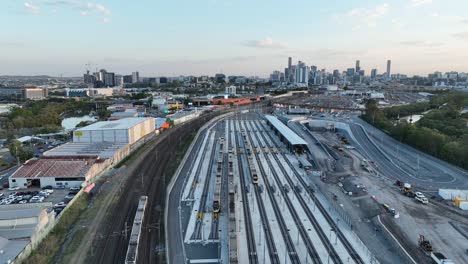 Drohnenschuss-Verfolgt-Den-Zug,-Der-Den-Bahnhof-Brisbane-City,-Mayne,-überquert
