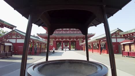 Toma-Hacia-Atrás-Del-Magnífico-Templo-De-Asakusa-En-Japón.
