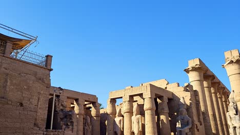 Panoramic-view-of-mosque,-plaza-and-columns-in-the-Karnak-Temple