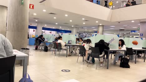 Un-Día-En-La-Biblioteca-Estudiantes-Participando-En-La-Lectura-Y-El-Estudio