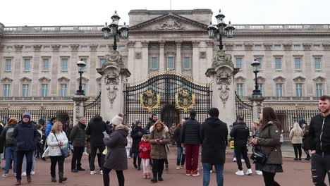 Multitudes-De-Turistas-Y-Visitantes-En-Las-Puertas-Del-Palacio-De-Buckingham-Tomando-Fotografías-Del-Patio,-Londres