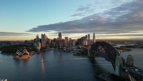 Puente-Del-Puerto-De-Sydney-Y-La-Ópera-De-Sydney-En-El-Puerto-De-Sydney-Durante-Una-Puesta-De-Sol-Nublada
